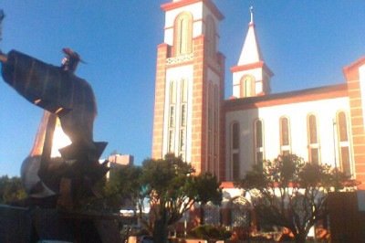 O padre Cléber Pagliochi, de Chapecó, em Santa Catarina, publicou nota nas redes sociais para esclarecer que não atenderá aos pedidos de oração recebidos após a morte da personagem Odete Roitman, interpretada por Débora Bloch na novela Vale Tudo. Fiéis enviaram mensagens pedindo que o religioso orasse “pela salvação” da vilã. -  (crédito: Rafinha C. - wikimedia commons)