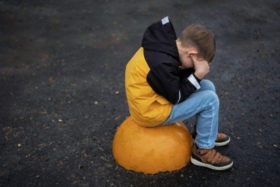 Ensinar a reconhecer, nomear e expressar sentimentos desde cedo ajuda a formar adultos resilientes -  (crédito: FreePik)