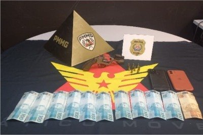Dinheiro, celulares e armas foram encontrados com integrantes do grupo de traficantes -  (crédito: PMMG)
