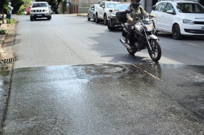 Vazamento de esgoto em rua do bairro Carmo, em BH, incomoda moradores e comerciantes -  (crédito: Jair Amaral/EM/DA Press)