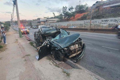Caminhonete ficou destruída com o impacto da batida -  (crédito: TransCon/Reprodução)