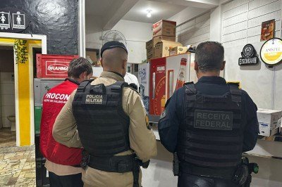 A operação contou com agentes da Polícia Militar, Procon, Vigilância Santitária e Receita Federal -  (crédito: Divulgação/PMMG)