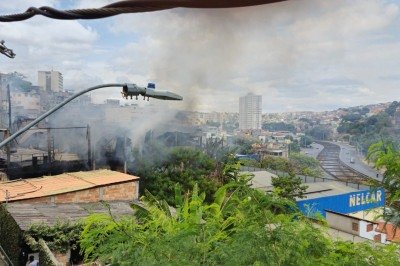 Segundo testemunhas, o fogo teria começado na edificação comercial, e rapidamente se espalhou para as residências vizinhas -  (crédito: Jair Amaral/EM/D.A Press)