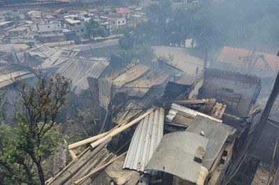 Segundo testemunhas, o fogo teria começado em um ferro-velho e rapidamente se espalhado para as residências vizinhas -  (crédito:  Jair Amaral/EM/D.A Press)