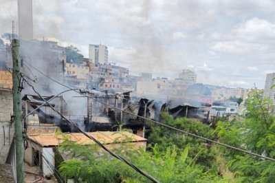 Fogo começou em ferro-velho e se espalhou para quatro residências;  -  (crédito: Jair Amaral/EM/D.A Press)
