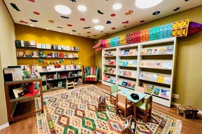  Livraria Aletria, voltada para leitores infantojuvenis, se propõe também a ser um espaço brincante e de afirmações culturais -  (crédito: EDITORA ALETRIA/DIVULGAÇÃO)