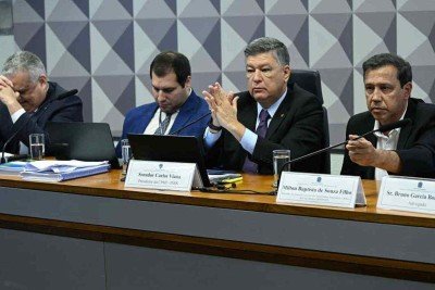 Carlos Viana na CPMI que apura descontos ilegais nas aposentadorias: em busca de respostas -  (crédito: Carlos Moura/Agência Senado)