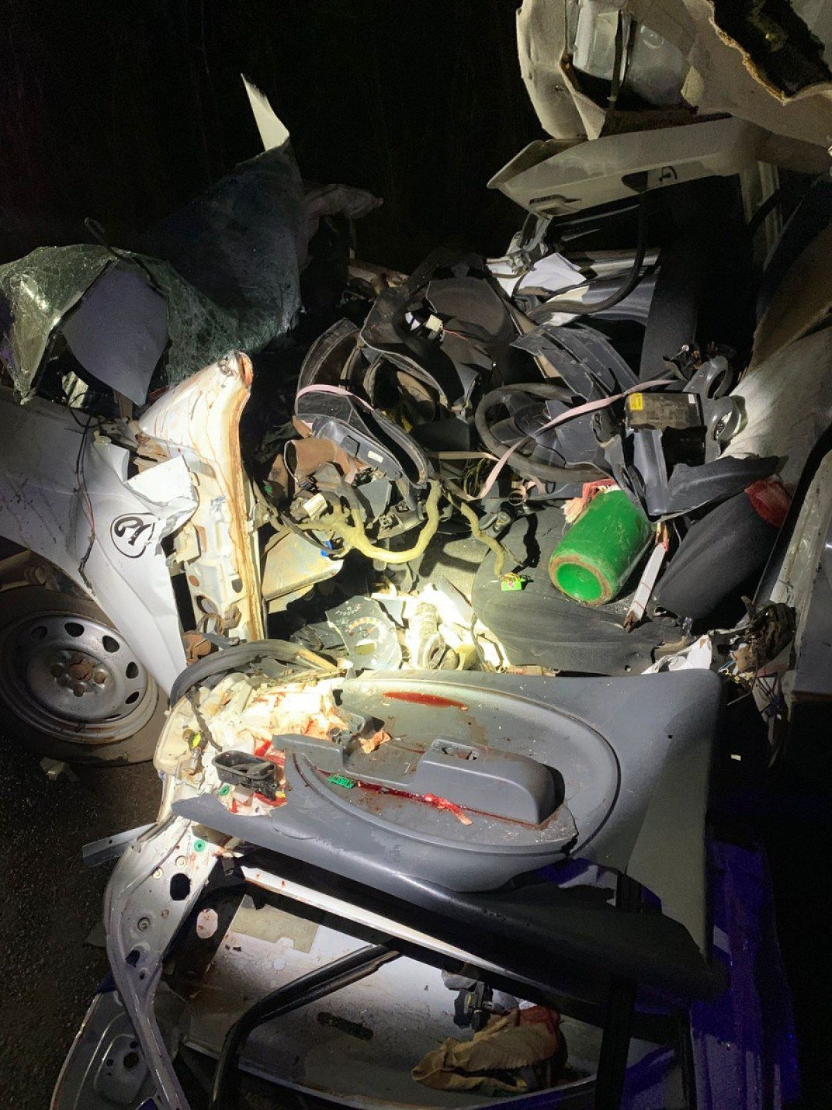 Veículo ficou destruído com o impacto da batida