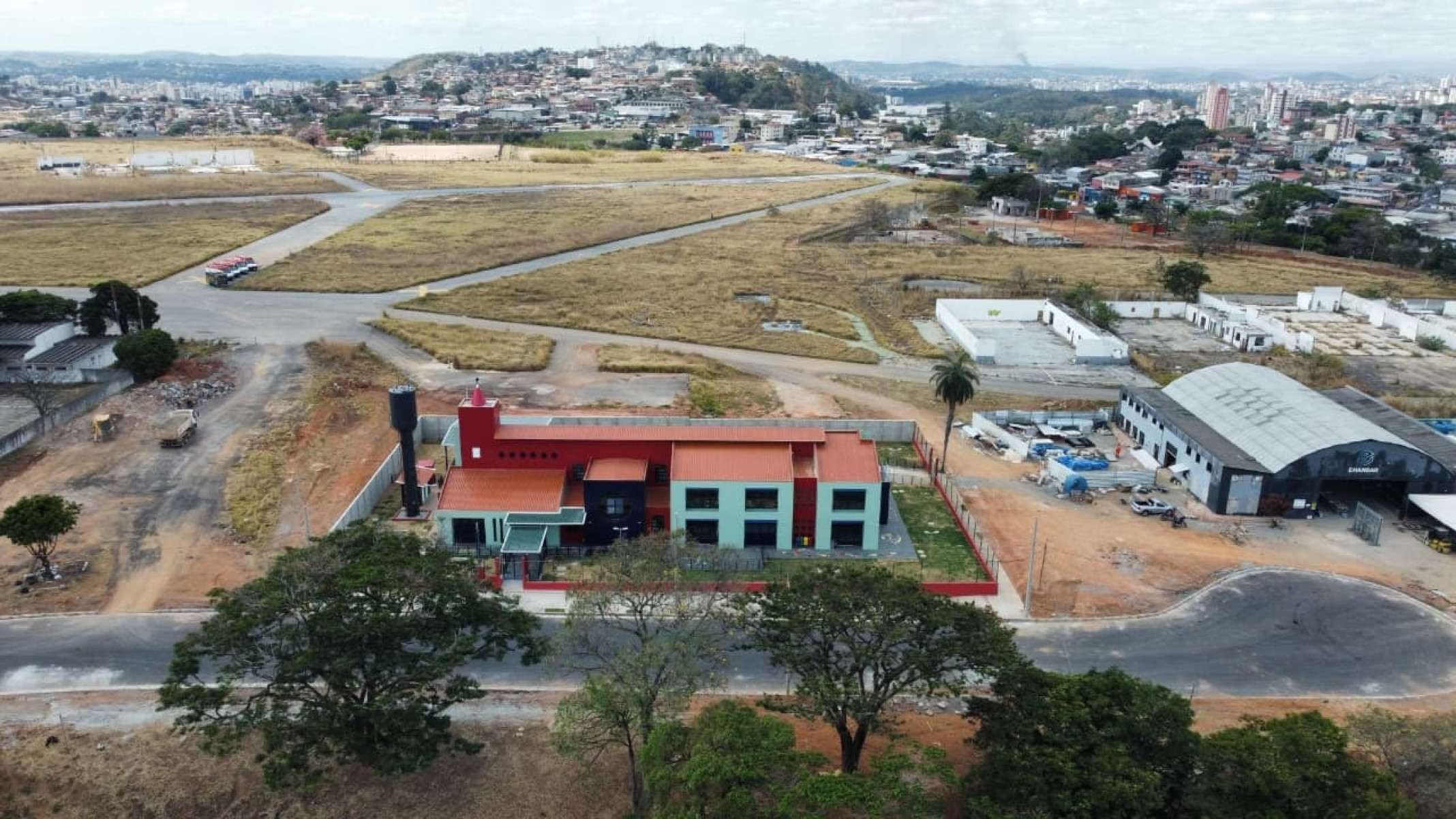 Vista aérea de Emei que está sendo construída no terreno que abrigou, até 2023, o aeroporto Carlos Prates, em Belo Horizonte