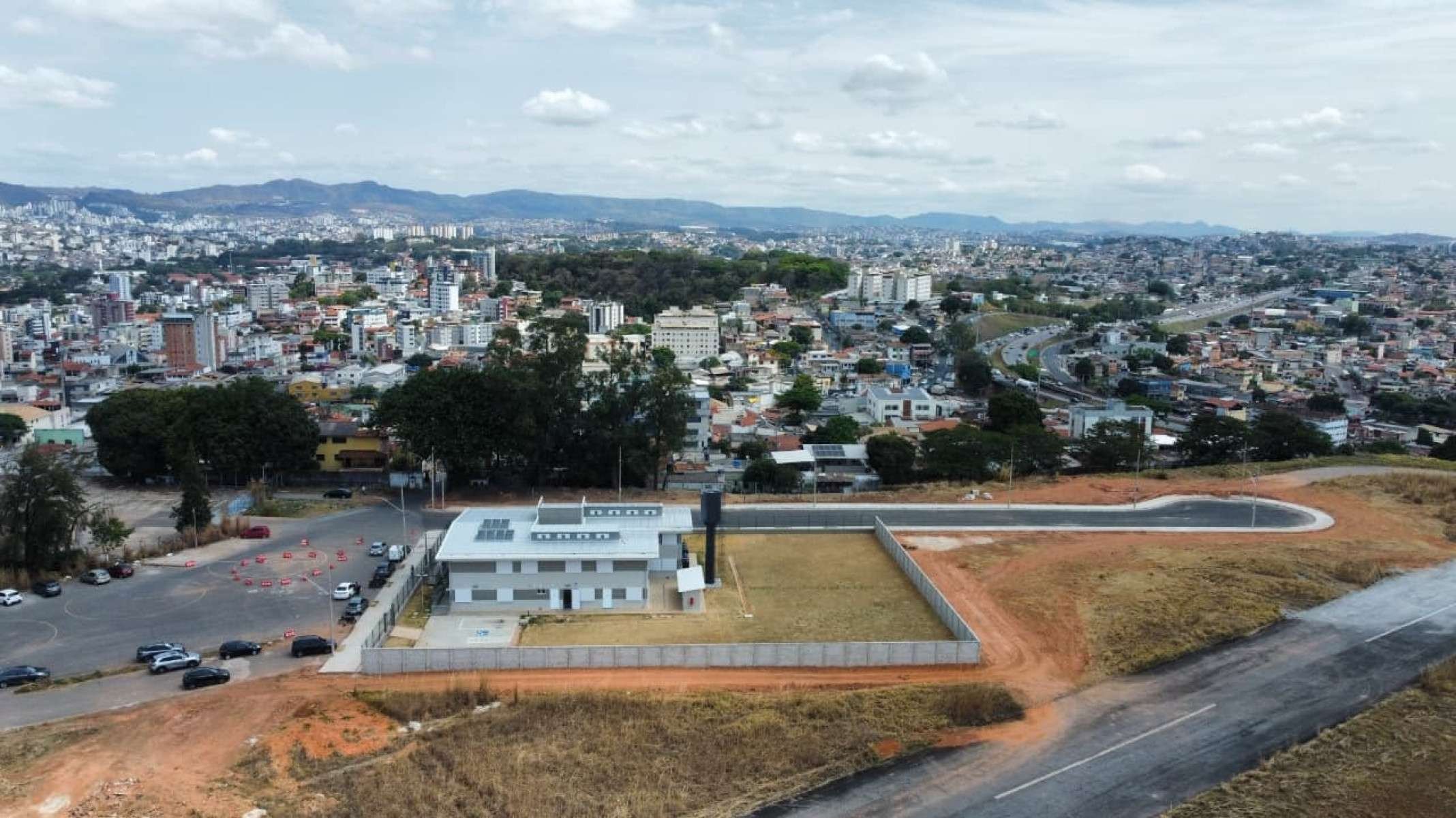 Vista aérea do Centro de Saúde Conselheiro Valdir Matos, construído no terreno que abrigou, até 2023, o aeroporto Carlos Prates, em Belo Horizonte