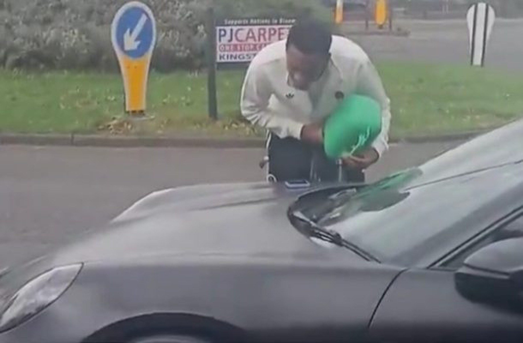 Jogador do Newcastle precisa abastecer carro de luxo na rua e viraliza