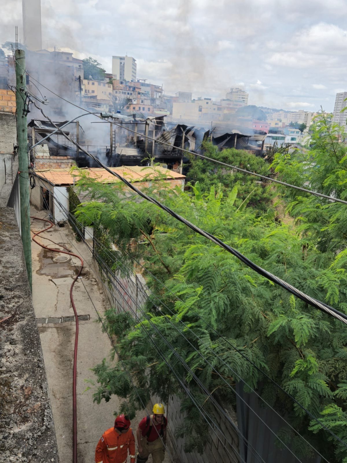 Fogo começou em ferro-velho e se espalhou para quatro residências; -Jair Amaral/EM/D.A Press