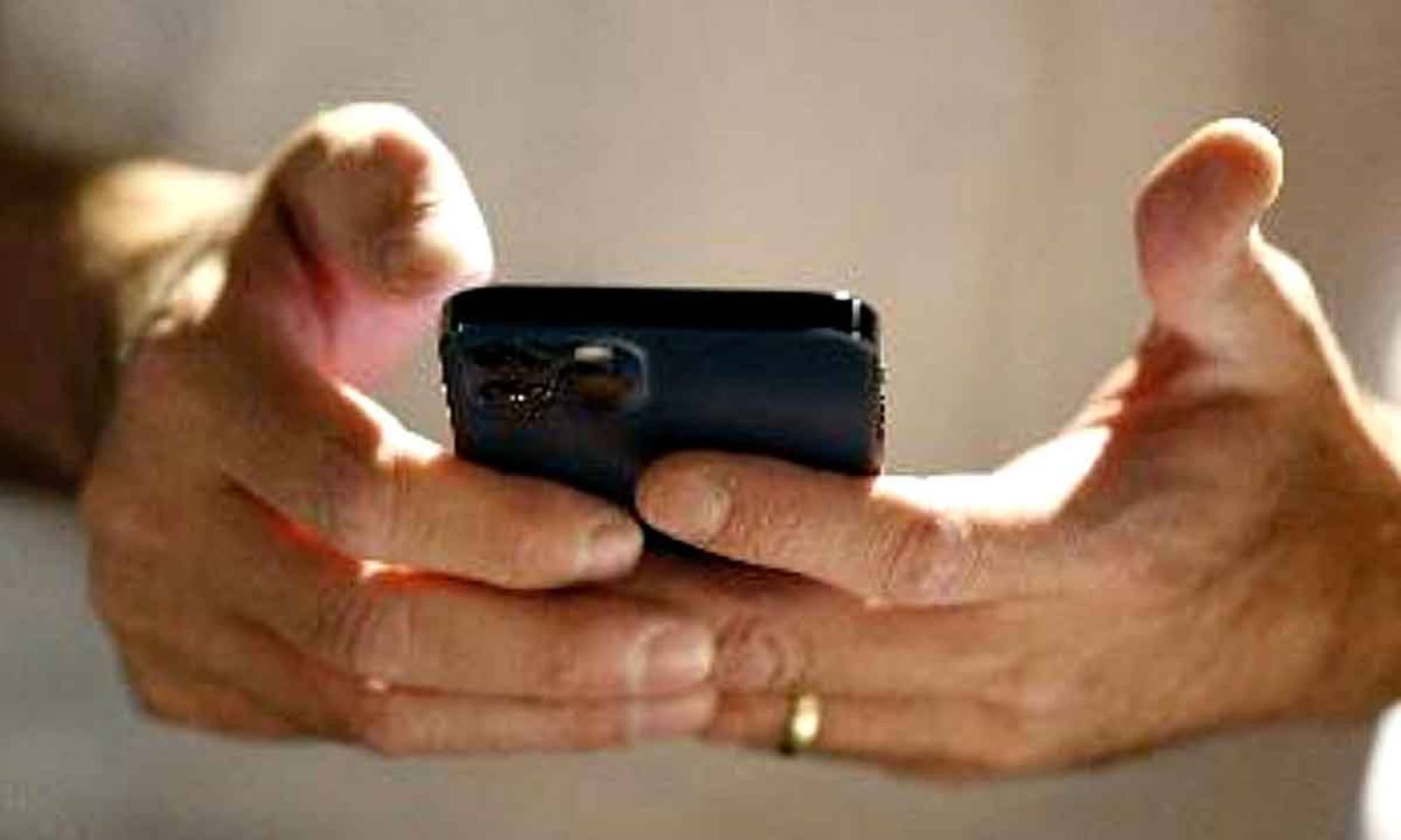 Se você receber ligações sobre assuntos profissionais em seu telefone pessoal, há maneiras gentis de se desvencilhar delas - (crédito: George Frey/Getty Images/AFP) Se você receber ligações sobre assuntos profissionais em seu telefone pessoal, há maneiras gentis de se desvencilhar delas - (crédito: George Frey/Getty Images/AFP)