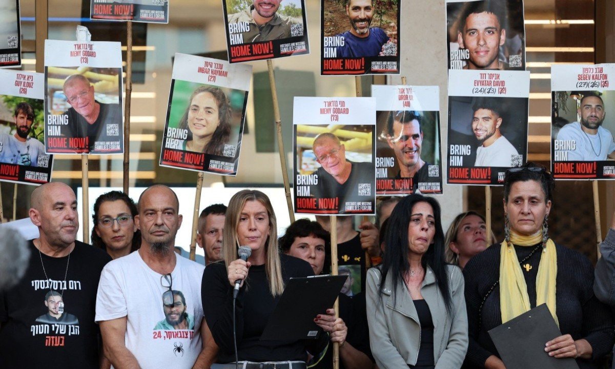 Parentes dos reféns do Hamas aguardam retorno em Israel  -  (crédito: JACK GUEZ / AFP)
