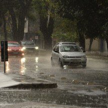 Mais de 100 cidades de MG podem ter temporal com alagamento e deslizamento - T&uacute;lio Santos / EM / D.A Press