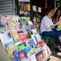 Antiga banca em praça de BH ganha novo significado para as crianças - Leandro Couri/EM/D.A Press