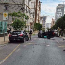 Carro capota depois de bater em dois veículos estacionados; motorista foge - Ivan Drummond/EM/D.A Press