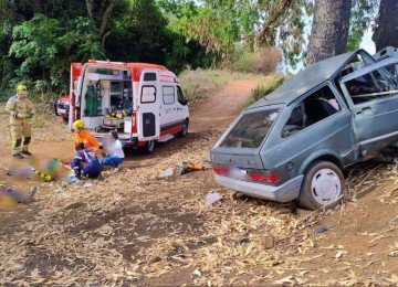 Devido ao impacto do acidente a frente do veículo ficou destruída - e as vítimas presas às ferragens -  (crédito: Divulgação/CBMMG)
