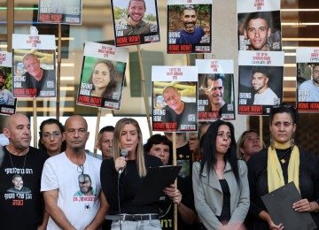 Parentes dos reféns do Hamas aguardam retorno em Israel  -  (crédito: JACK GUEZ / AFP)