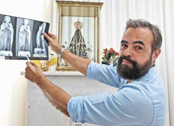 o professor Rodrigo Campos mostra radiografias que comprovam fragmento no interior da peça -  (crédito: Edésio Ferreira/EM/D.A Press)