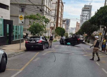 A batida seguida de capotamento interditou rua no Bairro Gutierrez, Região Oeste de Belo Horizonte -  (crédito: Ivan Drummond/EM/D.A Press)