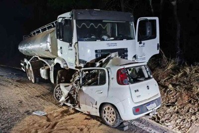 Caminhão passou para a contramão e bateu de frente contra Fiat Uno -  (crédito: CBMMG)