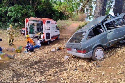 Devido ao impacto do acidente a frente do veículo ficou destruída - e as vítimas presas às ferragens -  (crédito: Divulgação/CBMMG)