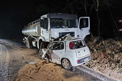 Fiat Uno ficou debaixo da cabine de caminhão em aciente na MCG 135, em Mirabela. Cinco ocupantes do Uno morreram -  (crédito: Corpo de Bombeiros/divulgação)