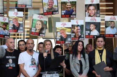 Parentes dos reféns do Hamas aguardam retorno em Israel  -  (crédito: JACK GUEZ / AFP)