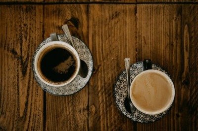 Uma xícara de café na Roasters Specialty Coffee House, em Dubai, nos Emirados Árabes Unidos, chega a custar R$ 3.600, o equivalente a 680 dólares. E o cafezinho de luxo, que estava no cardápio do estabelecimento há alguns meses, foi vendido no dia 13 de setembro de 2025, marcando um novo recorde mundial. 

 -  (crédito: Unsplash / Annie Spratt )