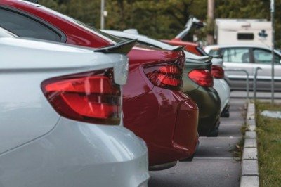 Um estudo publicado na revistou City and Environment Interactions revela que carros estacionados têm um papel importante no agravamento das chamadas 'ilhas de calor urbanas'. -  (crédito: Christian Wiediger/Unsplash)
