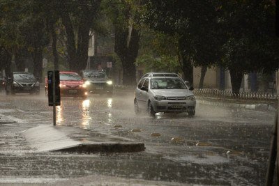 Belo Horizonte está em alerta de possibilidade de pancadas de chuva até a manhã deste domingo (12/10) -  (crédito: Túlio Santos / EM / D.A Press)