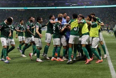O Palmeiras assumiu a liderança isolada do Brasileirão. Na noite deste sábado (11), o Verdão goleou o Juventude por 4 a 1, em jogo atrasado do Brasileirão. Mesmo com as baixas pela Data Fifa, o time alviverde entregou um jogo muito intenso e vários jogadores aproveitaram para entregar desempenhos empolgantes para o torcedor. Confira como o Jogada10 avaliou os jogadores alviverdes. Foto: Cesar Greco/Palmeiras -  (crédito: Cesar Greco/Palmeiras)
