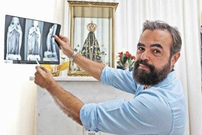 o professor Rodrigo Campos mostra radiografias que comprovam fragmento no interior da peça -  (crédito: Edésio Ferreira/EM/D.A Press)