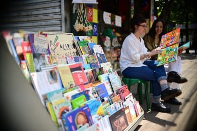 O espaço virou ponto de encontro gratuito para crianças e famílias, com oficinas, livros e muita imaginação -  (crédito: Leandro Couri/EM/D.A Press)