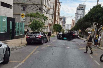 A batida seguida de capotamento interditou rua no Bairro Gutierrez, Região Oeste de Belo Horizonte -  (crédito: Ivan Drummond/EM/D.A Press)