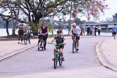 Crianças pedalando em volta da Lagoa da Pampulha -  (crédito: Gladyston Rodrigues/EM/D.A.Press)