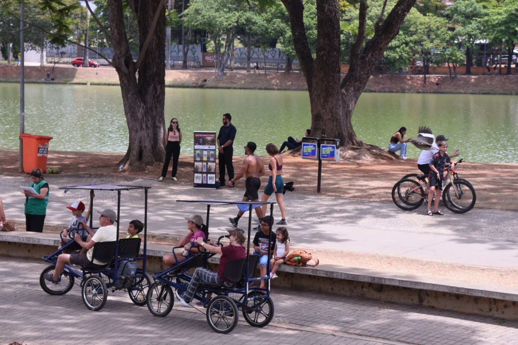 Crianças em volta da Lagoa da Pampulha