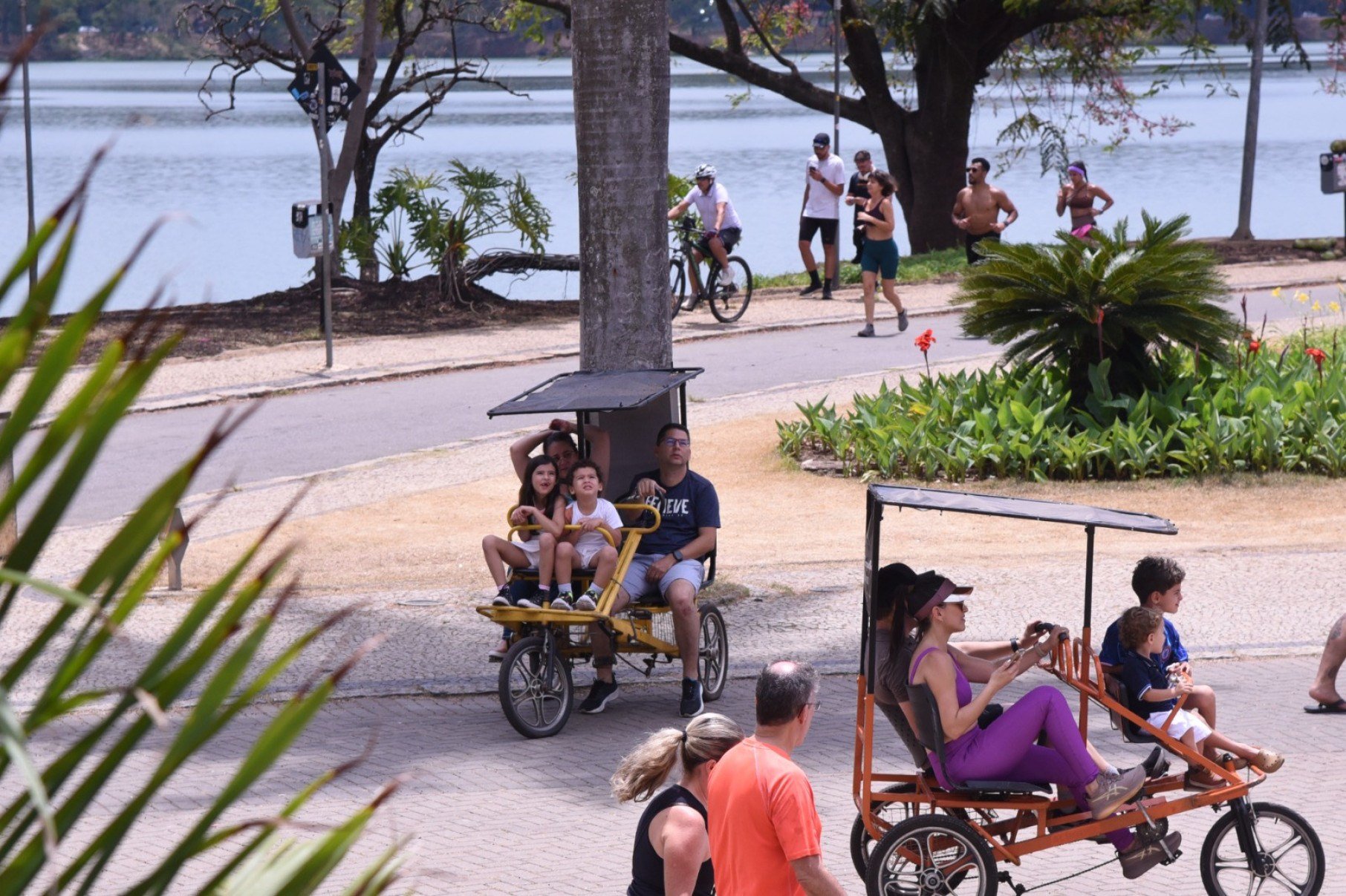 Crianças brincam em bicicleta