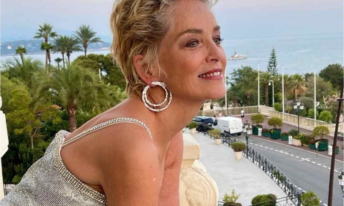 O rompimento da artéria cerebral deixou sequelas significativas, e Sharon Stone levou sete anos para se recuperar completamente. Nesse período, precisou reaprender a andar, falar e ler. - (crédito: - Instagram/Arquivo Pessoal)