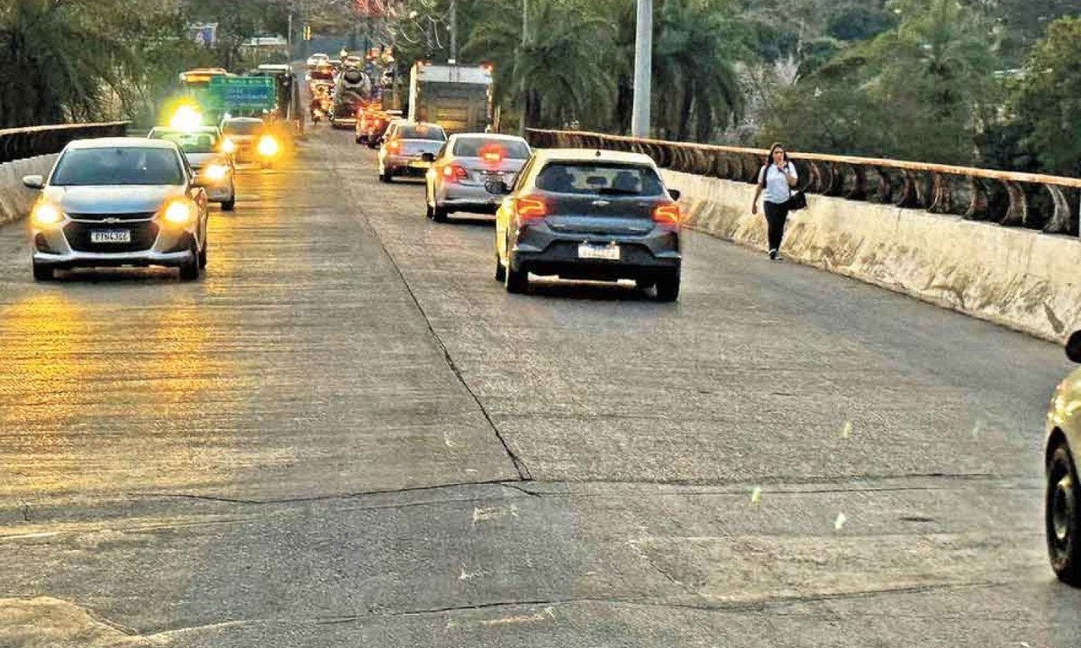 A falta da passarela obriga moradores do bairro São Benedito, em santa luzia, a recorrer ao viaduto para atravessar a rodovia. A estrutura, no entanto, não oferece condições seguras de passagem. Sem guarda-corpo e sem calçada para os pedestres, o que resta é caminhar lado a lado com carros