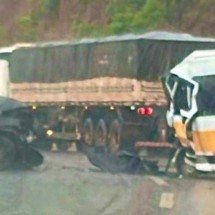 Acidente entre carro e van escolar deixa um morto e interdita a BR-381 - Reprodução/Redes sociais