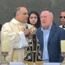 Renato Aragão é homenageado durante celebração no Cristo Redentor - Instagram Padre Omar
