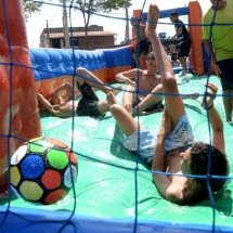 Melhor garçom de BH faz a festa da criançada em Venda Nova - Túlio Santos/EM/D. A. Press