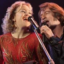 Hugh Jackman e Kate Hudson protagonizam filme inspirado em Neil Diamond -  Foto: Reprodução/Focus Features