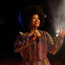 A cantora Fran Januário diz que montou o show com a intenção de 'entregar flores em vida' para Dona Eliza, a artista veterana que influenciou gerações de sambistas em Minas gerais -  (crédito: orlando bento/divulgação)
