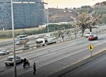 Travessia perigosa: homem cruza quatro pistas onde os carros passam a mais de cem quilômetros por hora -  (crédito: Júlio Moreira/EM/D.A Press)