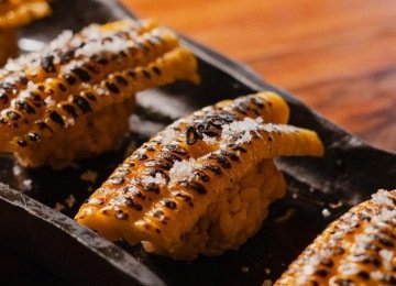 Nigiri de milho com manteiga e flor de sal do restaurante Fugu, em Paraty (RJ) -  (crédito: Agência Sairas/Divulgação)