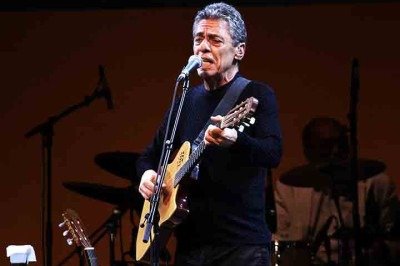 Chico Buarque entrou com uma ação judicial contra Ratinho por declarações feitas na rádio Massa FM, em setembro de 2025. O apresentador afirmou que o engajamento político do cantor estaria ligado a supostos benefícios obtidos por meio da Lei Rouanet. -  (crédito:  Flickr Raphael Vianna)