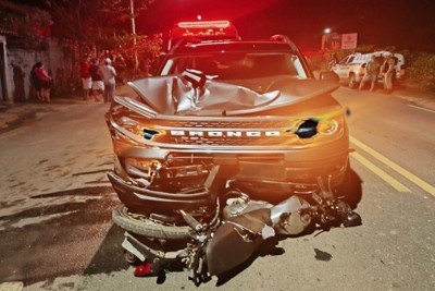 Motocicleta foi parar debaixo do Ford Bronco -  (crédito: CBMMG)
